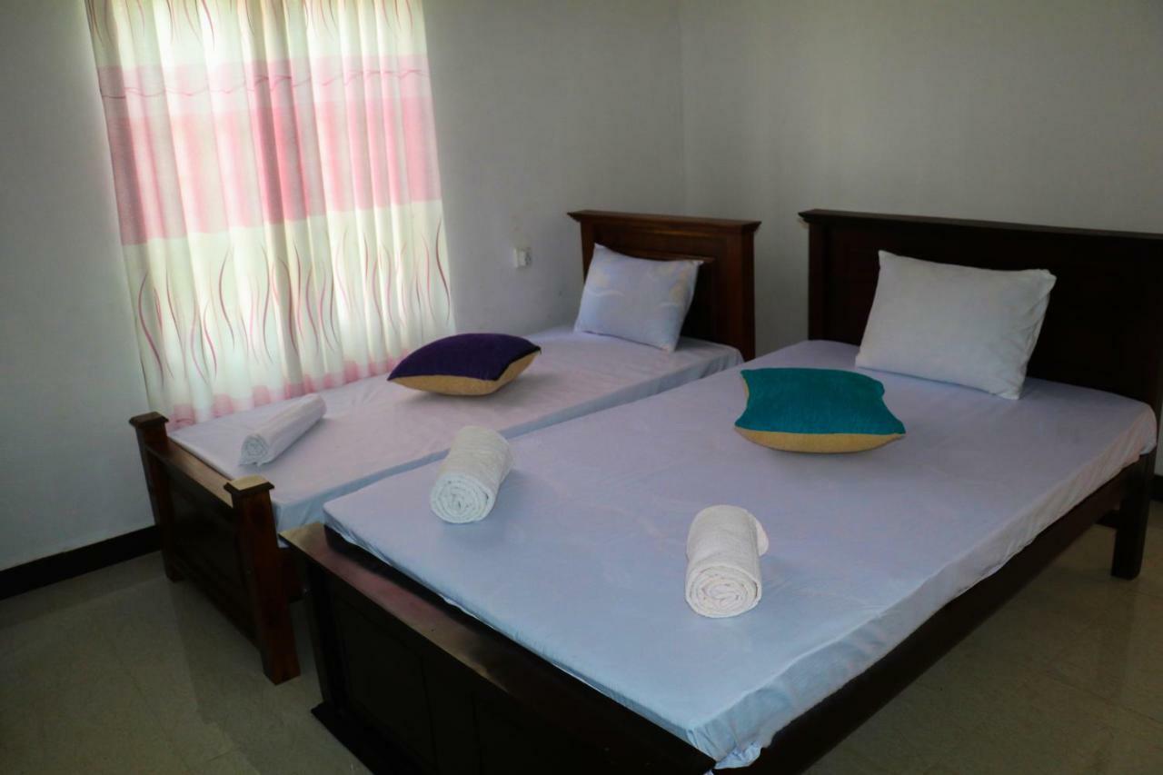 Deshani Holiday Inn 丹不拉 外观 照片